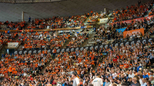 Miles de aficionados se dieron cita para recibir al Básquet Coruña y dejarse las gargantas en busca del ascenso a ACB