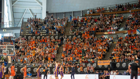 Miles de aficionados se dieron cita para recibir al Básquet Coruña y dejarse las gargantas en busca del ascenso a ACB