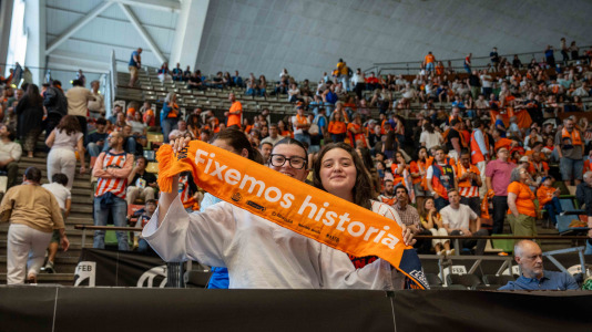 Miles de aficionados se dieron cita para recibir al Básquet Coruña y dejarse las gargantas en busca del ascenso a ACB