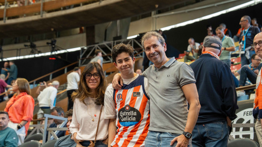 Miles de aficionados se dieron cita para recibir al Básquet Coruña y dejarse las gargantas en busca del ascenso a ACB