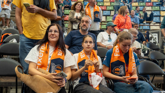 Miles de aficionados se dieron cita para recibir al Básquet Coruña y dejarse las gargantas en busca del ascenso a ACB