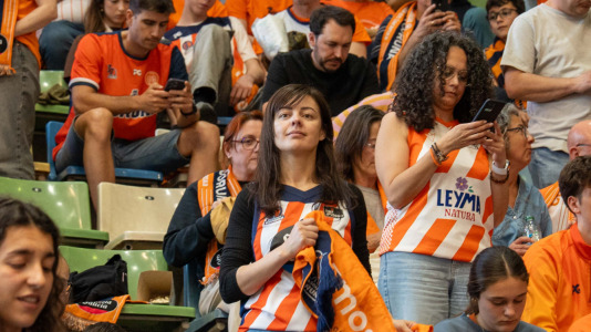 Miles de aficionados se dieron cita para recibir al Básquet Coruña y dejarse las gargantas en busca del ascenso a ACB