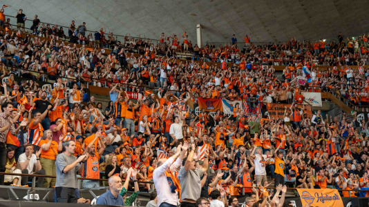 Miles de aficionados se dieron cita para recibir al Básquet Coruña y dejarse las gargantas en busca del ascenso a ACB
