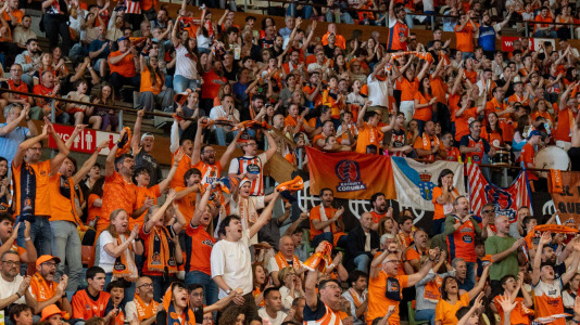 Miles de aficionados se dieron cita para recibir al Básquet Coruña y dejarse las gargantas en busca del ascenso a ACB