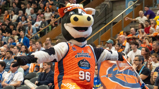 Miles de aficionados se dieron cita para recibir al Básquet Coruña y dejarse las gargantas en busca del ascenso a ACB