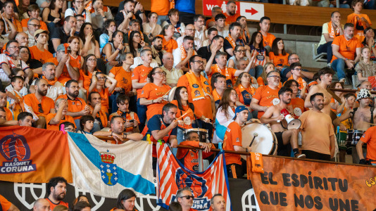 Miles de aficionados se dieron cita para recibir al Básquet Coruña y dejarse las gargantas en busca del ascenso a ACB