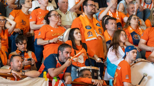 Miles de aficionados se dieron cita para recibir al Básquet Coruña y dejarse las gargantas en busca del ascenso a ACB