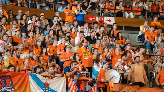 Miles de aficionados se dieron cita para recibir al Básquet Coruña y dejarse las gargantas en busca del ascenso a ACB