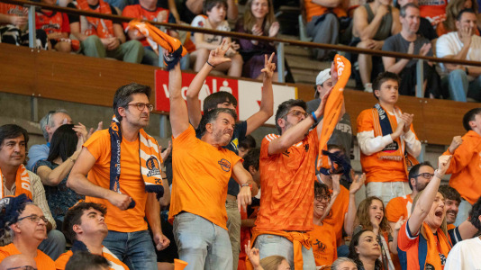 Miles de aficionados se dieron cita para recibir al Básquet Coruña y dejarse las gargantas en busca del ascenso a ACB