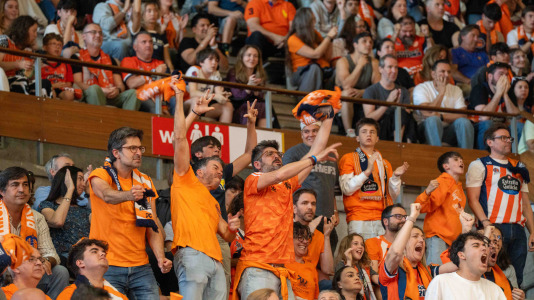 Miles de aficionados se dieron cita para recibir al Básquet Coruña y dejarse las gargantas en busca del ascenso a ACB