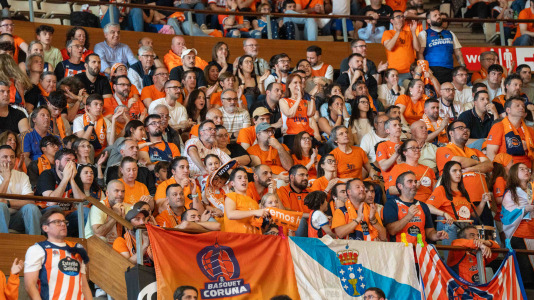 Miles de aficionados se dieron cita para recibir al Básquet Coruña y dejarse las gargantas en busca del ascenso a ACB
