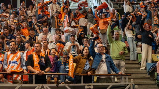 Miles de aficionados se dieron cita para recibir al Básquet Coruña y dejarse las gargantas en busca del ascenso a ACB