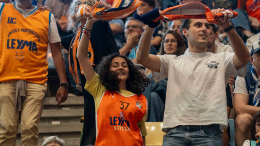 Miles de aficionados se dieron cita para recibir al Básquet Coruña y dejarse las gargantas en busca del ascenso a ACB