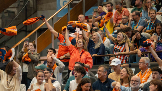 Miles de aficionados se dieron cita para recibir al Básquet Coruña y dejarse las gargantas en busca del ascenso a ACB