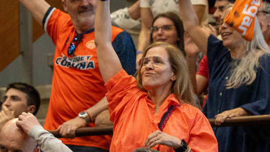 Miles de aficionados se dieron cita para recibir al Básquet Coruña y dejarse las gargantas en busca del ascenso a ACB
