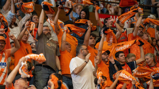 Miles de aficionados se dieron cita para recibir al Básquet Coruña y dejarse las gargantas en busca del ascenso a ACB