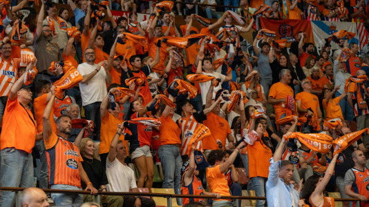 Miles de aficionados se dieron cita para recibir al Básquet Coruña y dejarse las gargantas en busca del ascenso a ACB