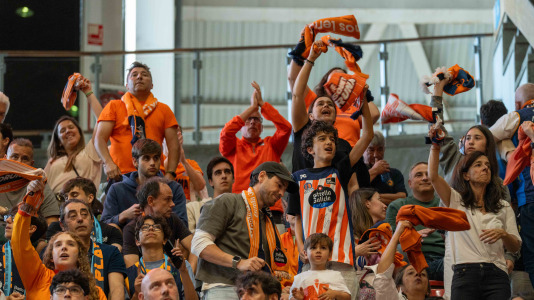 Miles de aficionados se dieron cita para recibir al Básquet Coruña y dejarse las gargantas en busca del ascenso a ACB