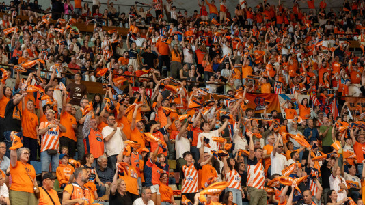 Miles de aficionados se dieron cita para recibir al Básquet Coruña y dejarse las gargantas en busca del ascenso a ACB