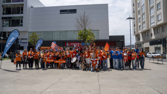 Miles de aficionados se dieron cita para recibir al Básquet Coruña y dejarse las gargantas en busca del ascenso a ACB