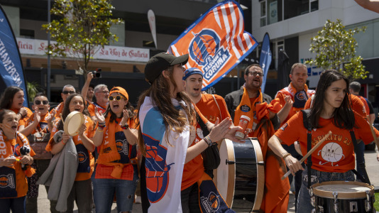 Miles de aficionados se dieron cita para recibir al Básquet Coruña y dejarse las gargantas en busca del ascenso a ACB