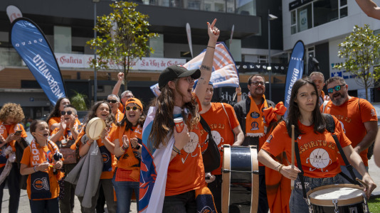 Miles de aficionados se dieron cita para recibir al Básquet Coruña y dejarse las gargantas en busca del ascenso a ACB