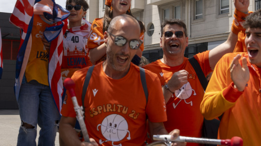 Miles de aficionados se dieron cita para recibir al Básquet Coruña y dejarse las gargantas en busca del ascenso a ACB
