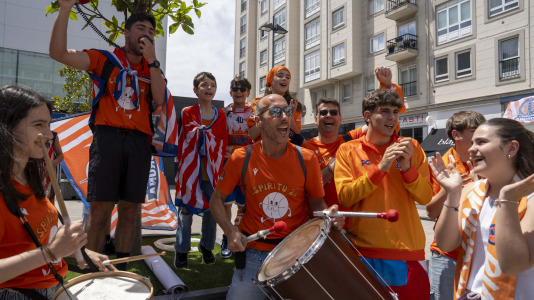 Miles de aficionados se dieron cita para recibir al Básquet Coruña y dejarse las gargantas en busca del ascenso a ACB