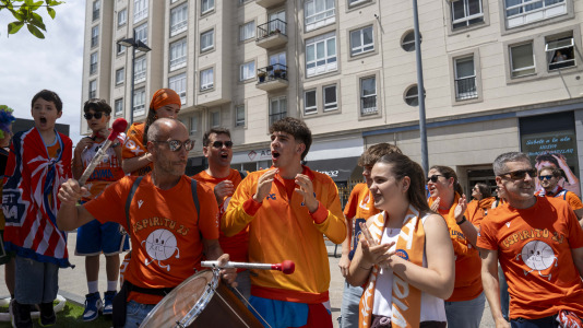 Miles de aficionados se dieron cita para recibir al Básquet Coruña y dejarse las gargantas en busca del ascenso a ACB