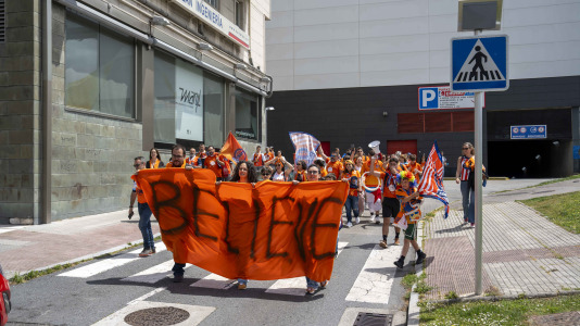 Miles de aficionados se dieron cita para recibir al Básquet Coruña y dejarse las gargantas en busca del ascenso a ACB