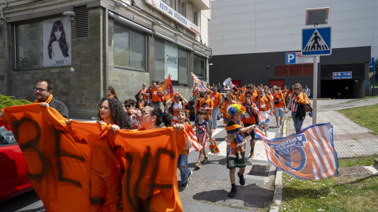 Miles de aficionados se dieron cita para recibir al Básquet Coruña y dejarse las gargantas en busca del ascenso a ACB