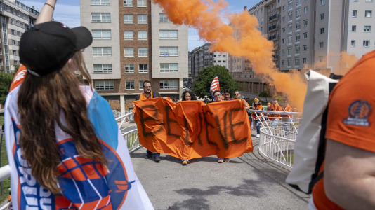 Miles de aficionados se dieron cita para recibir al Básquet Coruña y dejarse las gargantas en busca del ascenso a ACB