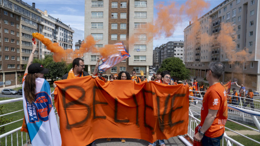 Miles de aficionados se dieron cita para recibir al Básquet Coruña y dejarse las gargantas en busca del ascenso a ACB