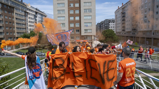 Miles de aficionados se dieron cita para recibir al Básquet Coruña y dejarse las gargantas en busca del ascenso a ACB