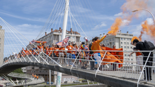 Miles de aficionados se dieron cita para recibir al Básquet Coruña y dejarse las gargantas en busca del ascenso a ACB