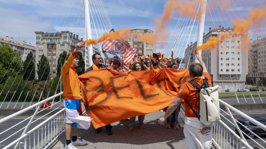 Miles de aficionados se dieron cita para recibir al Básquet Coruña y dejarse las gargantas en busca del ascenso a ACB
