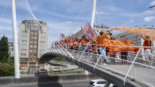 Miles de aficionados se dieron cita para recibir al Básquet Coruña y dejarse las gargantas en busca del ascenso a ACB