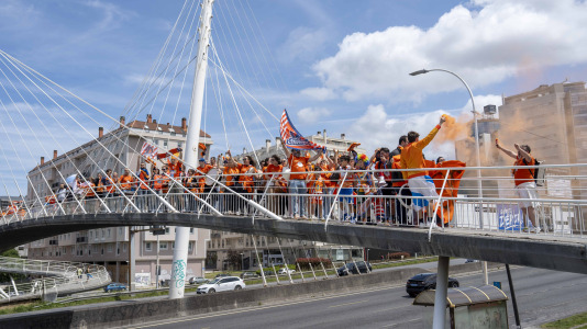 Miles de aficionados se dieron cita para recibir al Básquet Coruña y dejarse las gargantas en busca del ascenso a ACB