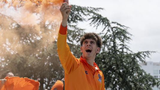 Miles de aficionados se dieron cita para recibir al Básquet Coruña y dejarse las gargantas en busca del ascenso a ACB