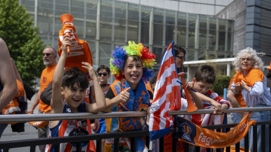 Miles de aficionados se dieron cita para recibir al Básquet Coruña y dejarse las gargantas en busca del ascenso a ACB