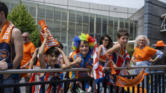 Miles de aficionados se dieron cita para recibir al Básquet Coruña y dejarse las gargantas en busca del ascenso a ACB