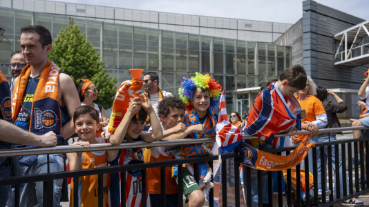 Miles de aficionados se dieron cita para recibir al Básquet Coruña y dejarse las gargantas en busca del ascenso a ACB