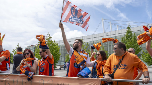 Miles de aficionados se dieron cita para recibir al Básquet Coruña y dejarse las gargantas en busca del ascenso a ACB