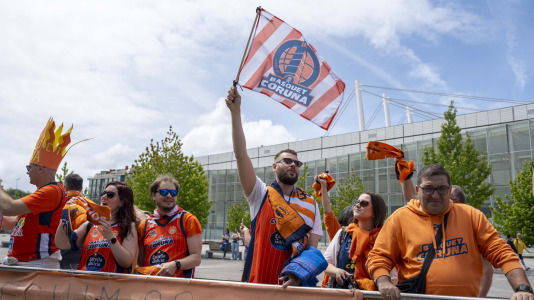 Miles de aficionados se dieron cita para recibir al Básquet Coruña y dejarse las gargantas en busca del ascenso a ACB