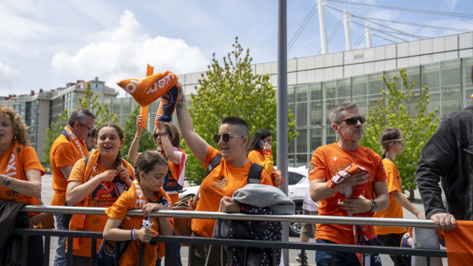 Miles de aficionados se dieron cita para recibir al Básquet Coruña y dejarse las gargantas en busca del ascenso a ACB