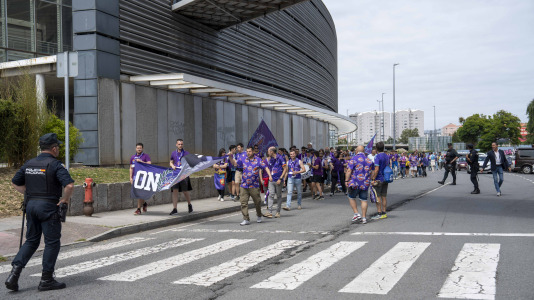 Miles de aficionados se dieron cita para recibir al Básquet Coruña y dejarse las gargantas en busca del ascenso a ACB