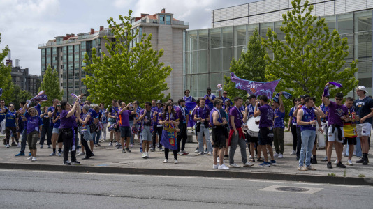 Miles de aficionados se dieron cita para recibir al Básquet Coruña y dejarse las gargantas en busca del ascenso a ACB