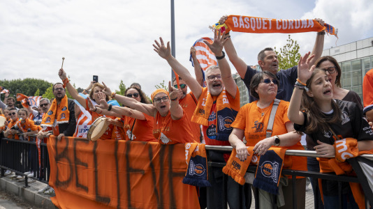 Miles de aficionados se dieron cita para recibir al Básquet Coruña y dejarse las gargantas en busca del ascenso a ACB