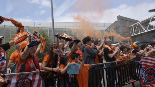 Miles de aficionados se dieron cita para recibir al Básquet Coruña y dejarse las gargantas en busca del ascenso a ACB