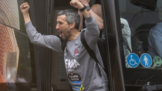 Miles de aficionados se dieron cita para recibir al Básquet Coruña y dejarse las gargantas en busca del ascenso a ACB